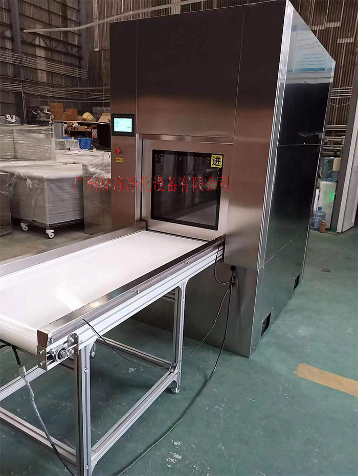 輸送帶傳遞窗還可吹淋被傳遞物品的表面，防止物品可能攜帶塵埃進(jìn)入潔凈室。