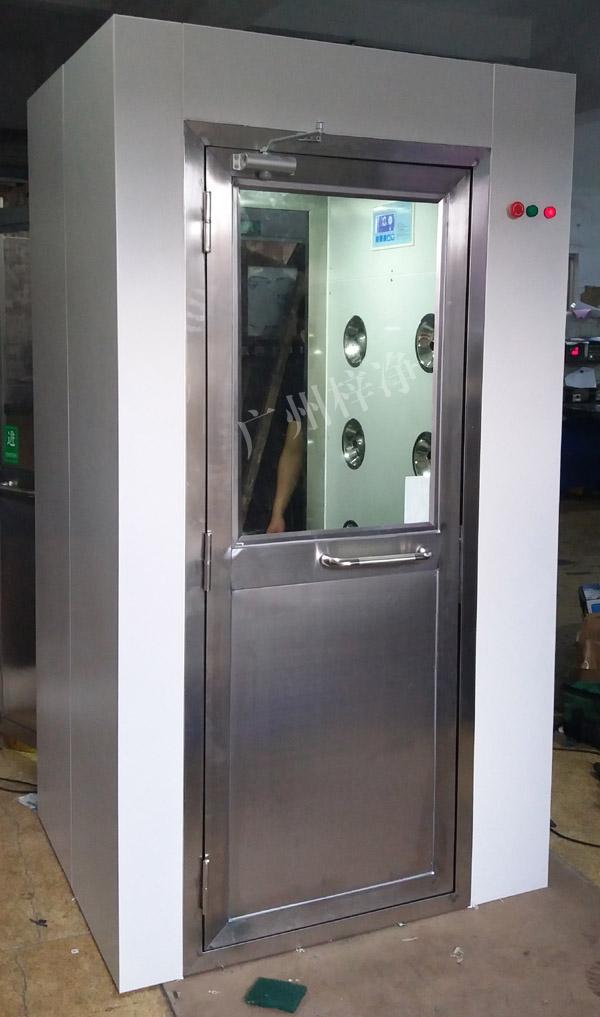 1200型風淋室是進入潔凈室所必需的通道，可以減少進出潔凈室所帶來的污染問題。